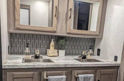 New Market House | Spacious Luxury 5th Wheel for 2