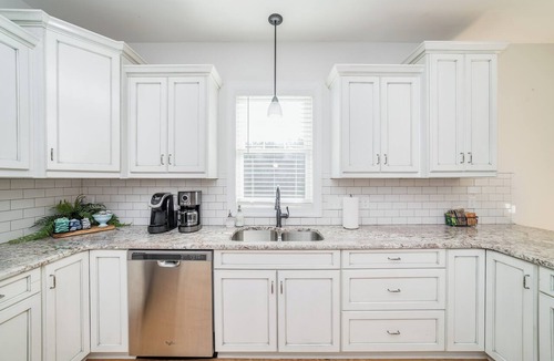 Forest House | Spacious, Modern & Bright | Peaceful Mountain Views!