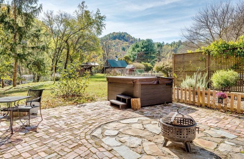 Hot Springs House | Spacious Mountain Farmhouse | Creek | Hot Tub | Fireplaces | In Town