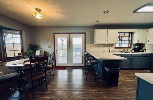 Sevierville House | Spacious Pet Friendly Home -Mountain Views -BBQ grill -Fire Pit -Wrap Porch