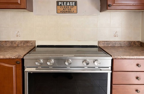 Brampton House | Spacious Private King Bedroom w/Workspace, TV, Mini Fridge, 2.5 Bath—Shared Home