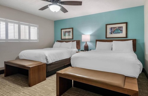 Jekyll Island Hotel | Spacious Retreat | Free Parking | Onsite Pool | Free Breakfast | Pets Welcome