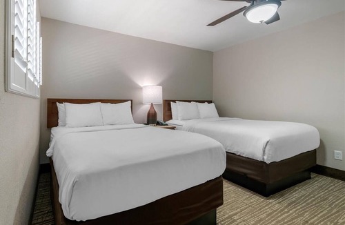 Jekyll Island Hotel | Spacious Retreat | Free Parking | Onsite Pool | Free Breakfast | Pets Welcome