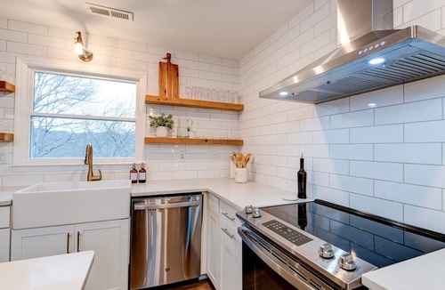 Alexander House | Spacious secluded home15 minutes from Downtown Ashville! Best of both worlds