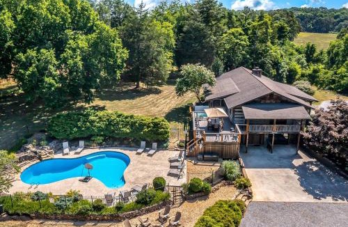 Kodak House | Spacious Serene Cabin Sleep 14 Pool Hot Tub Games