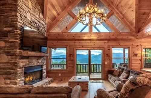 Waynesville House | Spacious Smoky Mountain Cabin with Hot Tub & Game Room near Waynesville, NC