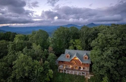 Waynesville House | Spacious Smoky Mountain Cabin with Hot Tub & Game Room near Waynesville, NC