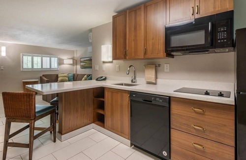 Jekyll Island Hotel | Spacious Suite w/Kitchen Ideal for Relaxing Jekyll Island Retreat | Onsite Pool
