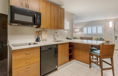 Jekyll Island Hotel | Spacious Suite w/Kitchen Ideal for Relaxing Jekyll Island Retreat | Onsite Pool