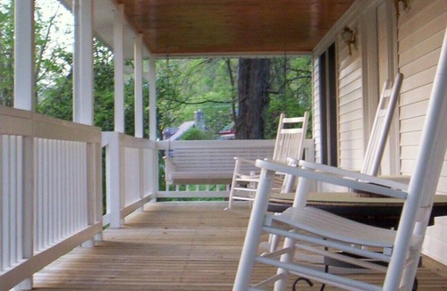 Sevierville Cabin | Spence Cove River Farmhouse ~ Fish, Swim, Tube, Kayak! WiFi, Hiking Trails