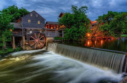 Sevierville Ski Chalet | Spirit Bear Private Smoky Mountain Cabin on 4 Acres with Hot Tub