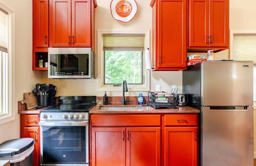 Marshall Cabin | Spring in Mtns Poplar Treehouse Near Asheville - Pet Friendly