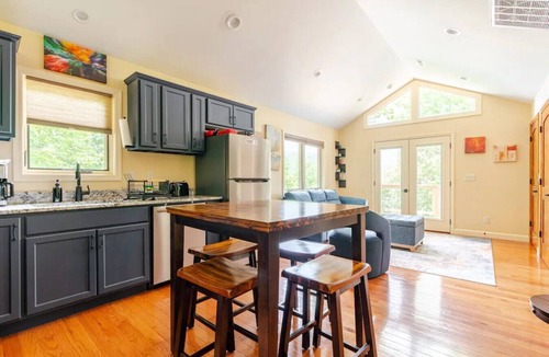 Marshall Cabin | Spring in Mtns The Aerie Treehouse Near Asheville - Pet Friendly