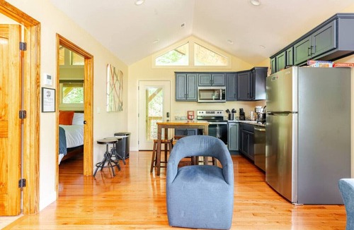 Marshall Cabin | Spring in Mtns The Aerie Treehouse Near Asheville - Pet Friendly