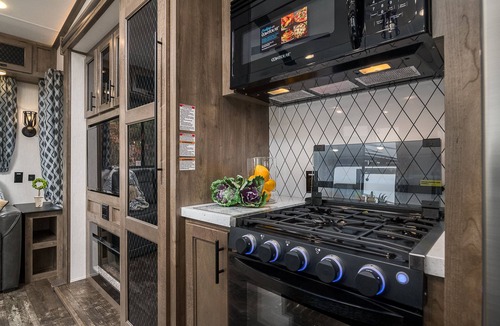 Oak House | Stay in a Luxury Rv and while visiting the beaches of Gulf Shores, AL