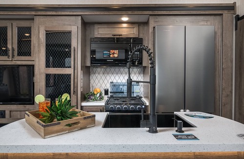 Oak House | Stay in a Luxury Rv and while visiting the beaches of Gulf Shores, AL