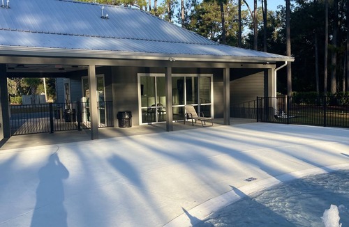 Oak House | Stay in a Luxury Rv and while visiting the beaches of Gulf Shores, AL