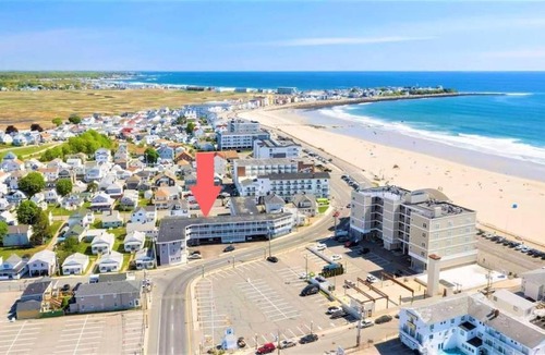 Hampton House | Stay Steps from Beach with Pool AC Parking