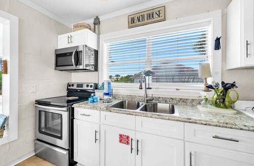 Laguna Beach Condo | ☀️Steps to Beach | Shared Outdoor Deck for Dining | Linda's Cozy Cottage C🌊