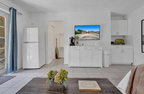 Hollywood Apartment | Steps to Hardrock! Managed by BNR Vacation Rentals