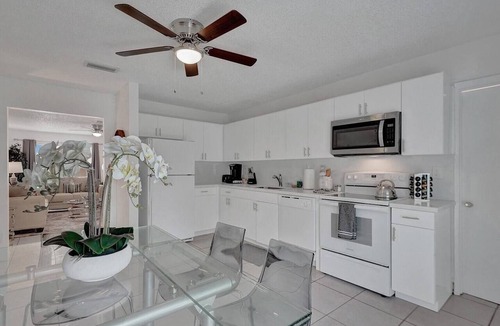 Hollywood Apartment | Steps to Hardrock! Managed by BNR Vacation Rentals