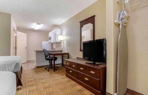 Huntsville Hotel | Studio 6 Extended Stay Huntsville, AL - US Space & Rocket Center