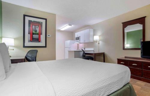 Huntsville Hotel | Studio 6 Extended Stay Huntsville, AL - US Space & Rocket Center