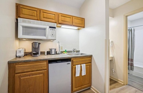 West Bridgewater Hotel | Studio Queen/Sleeper sofa with outdoor heated pool 210