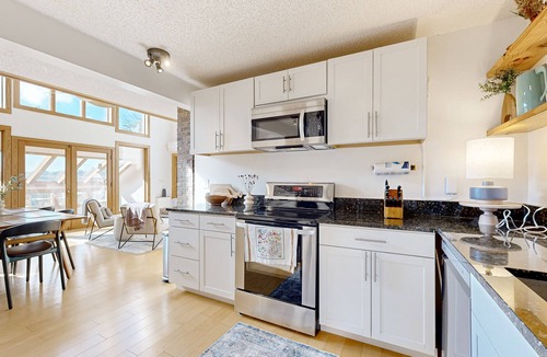 Alexander House | Stunning Dog-friendly Mountain Retreat with 4 BR and views