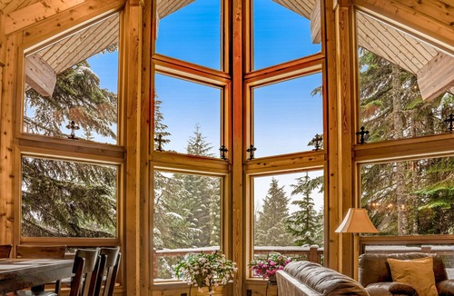 Hyak Cabin | Stunning mountain retreat near skiing & lake w/ free WiFi, spacious deck, & more