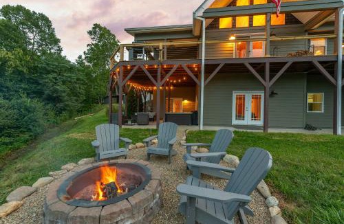 Hemphill Heights House | Stunning Mtn Views Hot Tub Fire Pit Sleeps 8