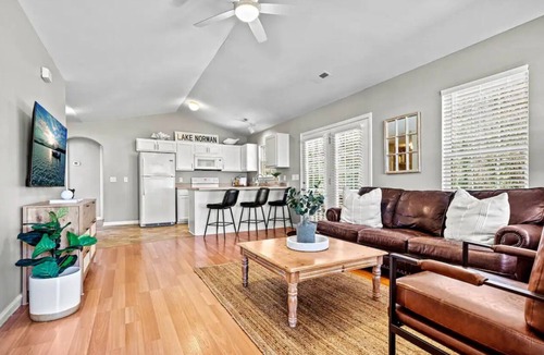 Mayhew House | Stutts Peninsula Lake Access