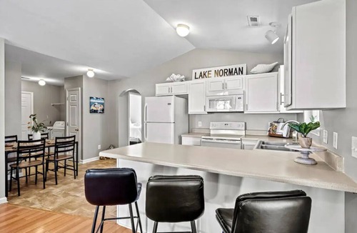 Mayhew House | Stutts Peninsula Lake Access