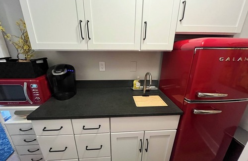 Dallas Apartment | Stylish 1-bedroom private guest suite & entrance to basement apt with pool