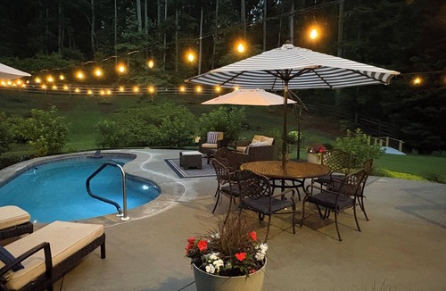 Dallas Apartment | Stylish 1-bedroom private guest suite & entrance to basement apt with pool