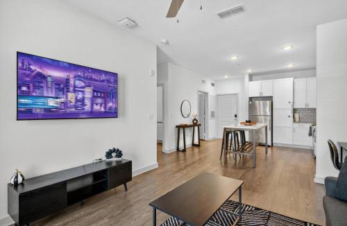 Arlington Apartment | Stylish 1BR Apt| King Bed| Pool | Close to Beach