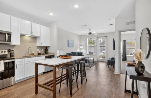 Arlington Apartment | Stylish 1BR Apt| King Bed| Pool | Close to Beach