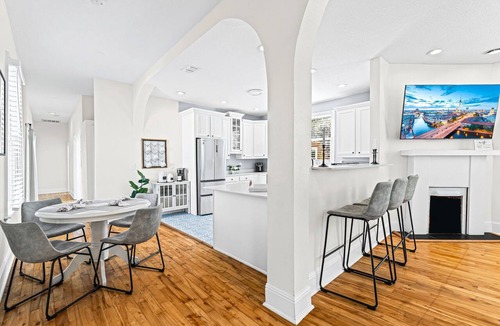 Springfield Apartment | Stylish 2BR in Historic Home | Walk to Events