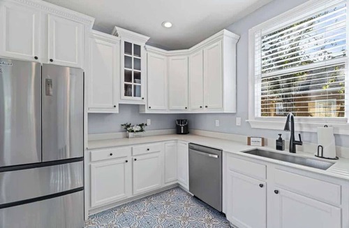 Springfield Apartment | Stylish 2BR in Historic Home | Walk to Events