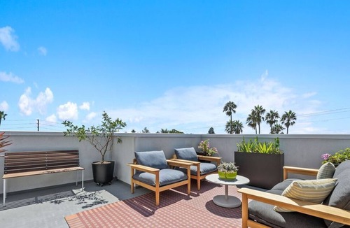 Mar Vista House | Stylish 3-bedroom townhouse in prime West Los Angeles location.