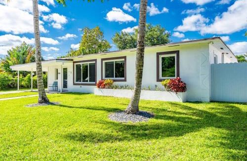 North Miami Villa | Stylish 4 Bedroom Home with Pool, 12 Minutes to the beach