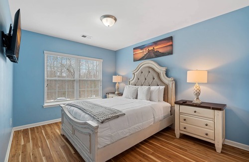 Prosperity Church Road House | Stylish 4B/3B -King Bed- Jacuzzi