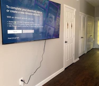 Riverdale House | Stylish and Comfy Getaway Near Airport with a Car