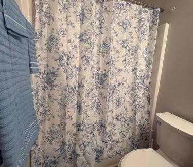 Riverdale House | Stylish and Comfy Getaway Near Airport with a Car