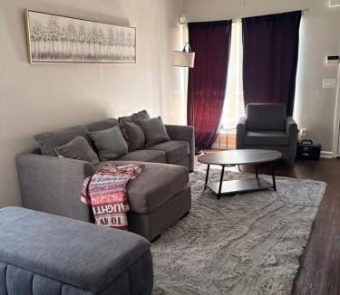 Riverdale House | Stylish and Comfy Getaway Near Airport with a Car