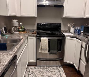 Riverdale House | Stylish and Comfy Getaway Near Airport with a Car