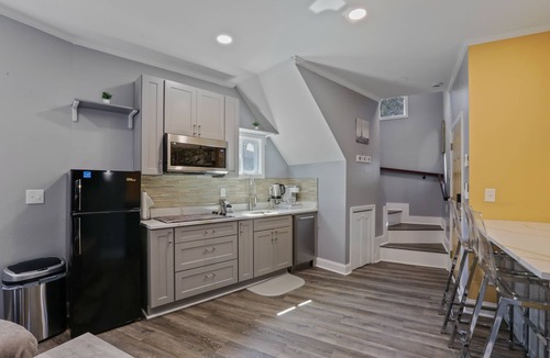 Atlanta Cottage | Stylish Cozy Tiny Home + Private Hot tub Covered Patio 10 min from downtown ATL