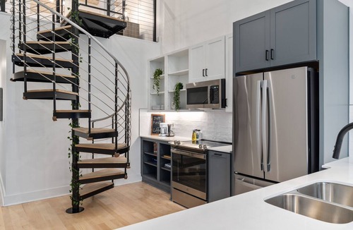 Central City Apartment | Stylish DT Apartment Loft l Rooftop+Parking+Gym! Sleeps 4