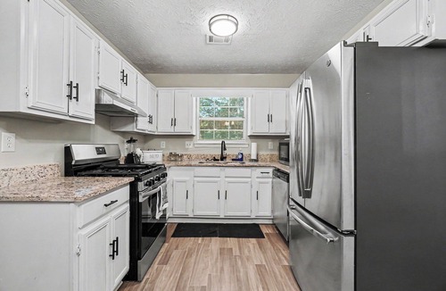 Church Street House | Stylish Riverdale Escape Minutes from Airport & Downtown Atlanta Sleeps 6