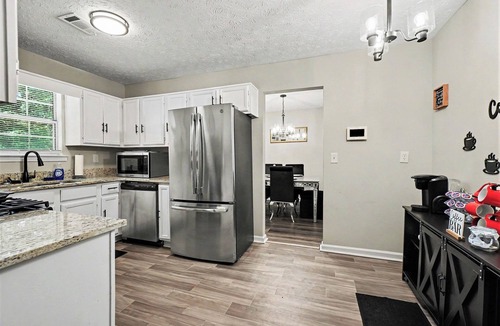 Church Street House | Stylish Riverdale Escape Minutes from Airport & Downtown Atlanta Sleeps 6